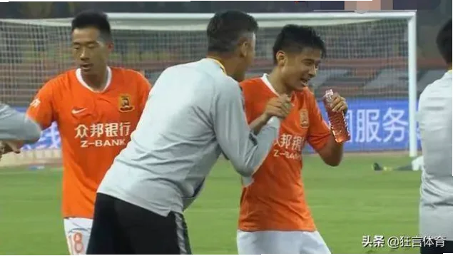 为什么他在禁区前沿总能摆脱防守？